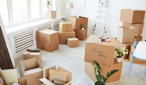 https://www.bellhopblog.com/blog/wp-content/uploads/2022/08/Room-full-of-packed-boxes-ready-to-move.jpg